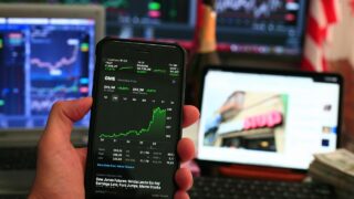 MBOで株価はどう動く?買収プレミアムの傾向と注目事例を徹底解説
